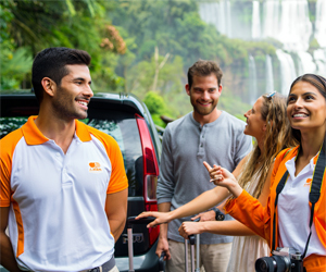 Guías de Diversidad Turismo Activo & de Naturaleza recibiendo a turistas en las Cataratas del Iguazú, junto a un vehículo de la flota.