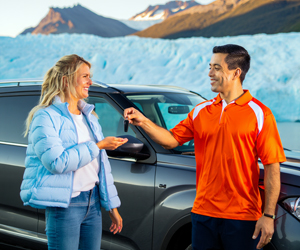 Alquiler de SUV 4x4 de Diversidad en El Calafate con el Glaciar Perito Moreno de fondo, para turismo activo y aventura en la Patagonia.