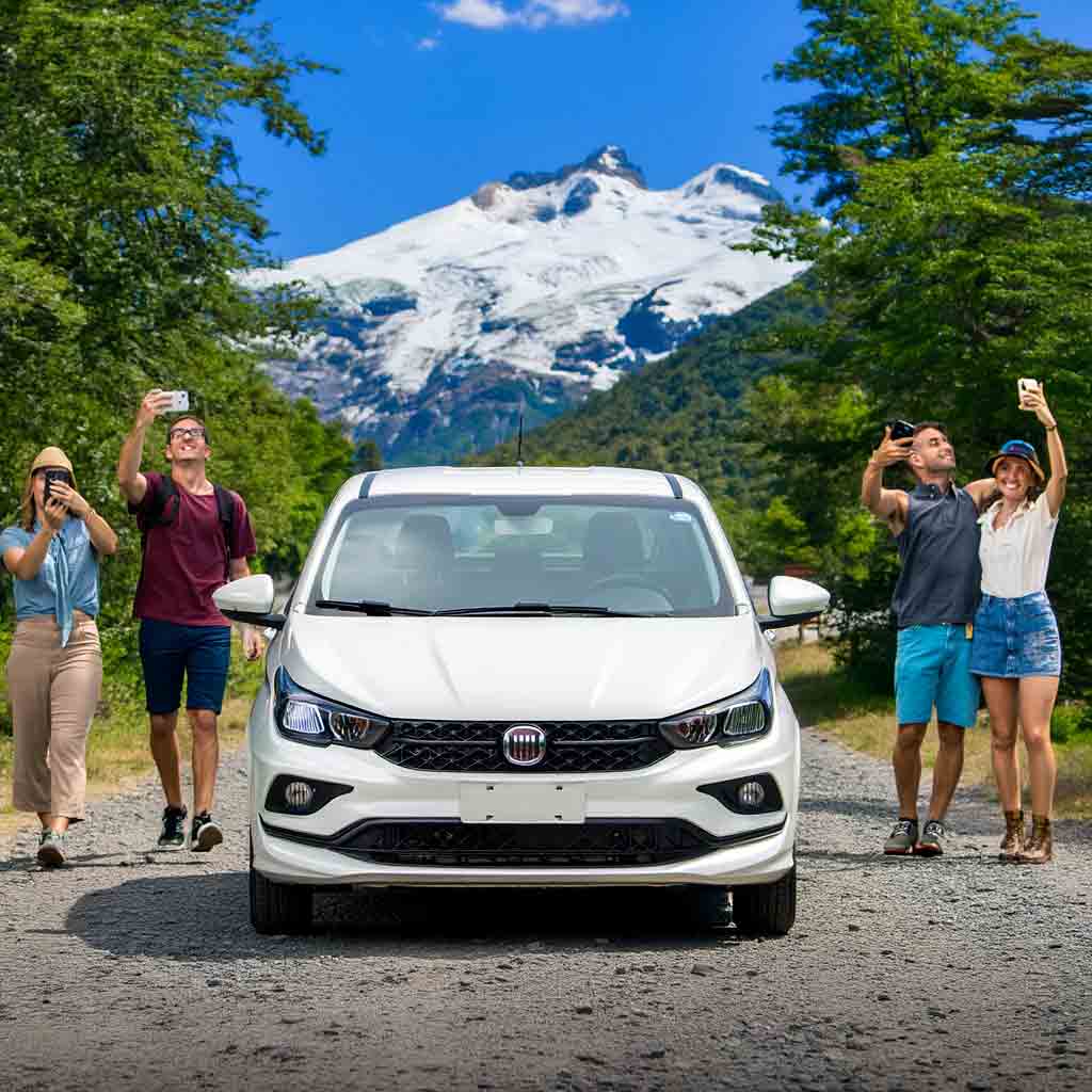 Fiat Cronos de alquiler en el camino al Cerro Tronador, en San Carlos de Bariloche, rodeado de montañas, nieve y bosque patagónico. Rent a Car de Diversidad. Turismo Activo & de Naturaleza.