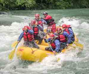Grupo de turistas disfrutando una experiencia de rafting en el río de Bariloche, parte de las actividades que ofrece Diversidad. Turismo Activo & de Naturaleza junto a su servicio de rent a car.